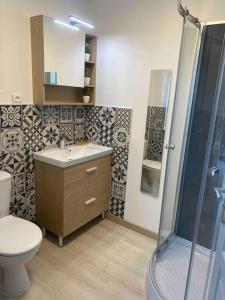 W łazience znajduje się toaleta, umywalka i prysznic. w obiekcie Le Val des Prats proche de Rocamadour w mieście Puybrun