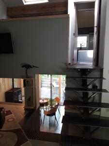 TV a/nebo společenská místnost v ubytování Le Héron ( Gîte )