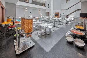 een keuken met een hoop eten op een aanrecht bij City Express by Marriott CDMX Tlalpan in Mexico-Stad