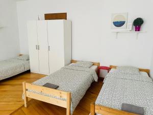 um quarto com duas camas e um armário em Pokoje Slawin em Lublin