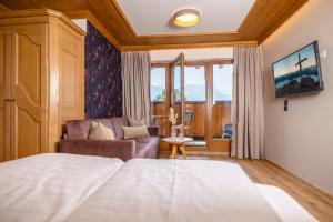ein Schlafzimmer mit einem Bett, einem Stuhl und einem Fenster in der Unterkunft Ferienwohnungen Bäckenhaus in Stumm