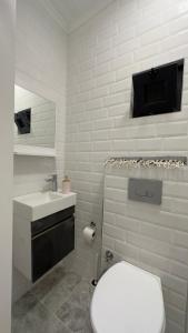 een witte badkamer met een toilet en een wastafel bij Tiny House Sitesi in Alanya