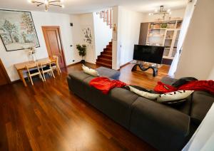una persona acostada en un sofá en una sala de estar en Villa da Vitto: Relax & Comfort en Grottammare