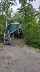 una casa con una escalera que conduce a un porche en Parc du Mont-Citadelle, en Saint-Honoré-de-Témiscouata