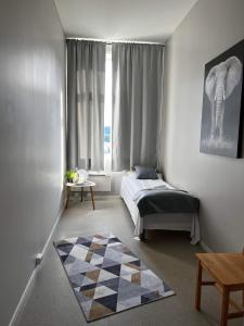una camera con un letto e un tappeto a scacchi di Leirvik Vandrehjem a Leirvik