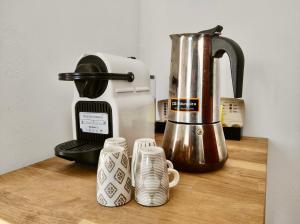 Nature Finca Apartment - Pure Relaxation في Mazo: طاولة مطبخ مع آلة صنع القهوة وقدر قهوة