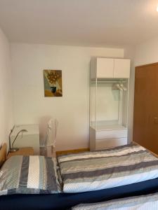 een slaapkamer met een groot bed en een glazen deur bij Apartment close to the center + free parking in Oldenburg