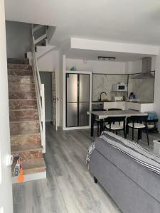 a living room with a couch and a kitchen at Casa de la playa in Torrevieja