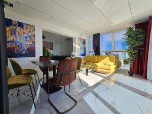 sala de estar con sofá amarillo y mesa en The Luxury Apartments - Villa Havana, en Novalja