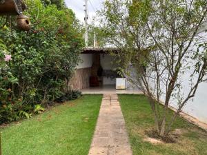 a house with a walkway leading into a yard at Vivendas do Serrano Apart105 Lençois in Lençóis