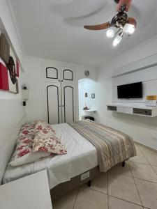 een slaapkamer met een bed en een plafondventilator bij Hotel Cavalinho Branco - Apartamento 516 in Águas de Lindóia