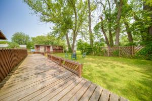 Zahrada ubytování Lake Erie Getaway with Private Pool and Yard!
