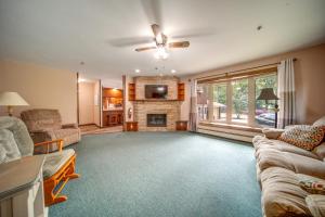 Posezení v ubytování Lake Erie Getaway with Private Pool and Yard!