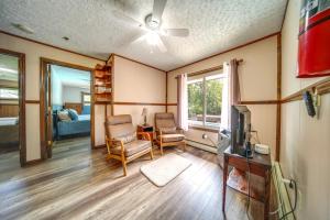 Posezení v ubytování Lake Erie Getaway with Private Pool and Yard!