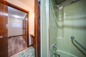 Koupelna v ubytování Lake Erie Getaway with Private Pool and Yard!