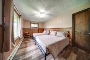 Postel nebo postele na pokoji v ubytování Lake Erie Getaway with Private Pool and Yard! + 32 fotografií