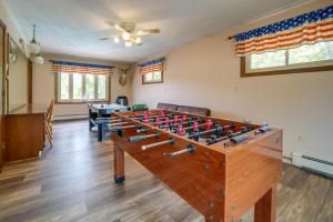Herní místnost v ubytování Lake Erie Getaway with Private Pool and Yard!