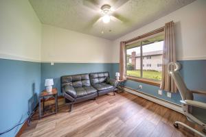 Posezení v ubytování Lake Erie Getaway with Private Pool and Yard!