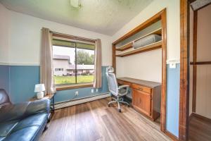 Posezení v ubytování Lake Erie Getaway with Private Pool and Yard!