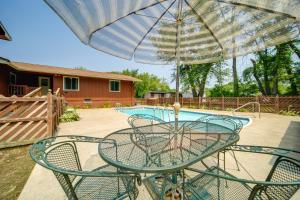 Bazén v ubytování Lake Erie Getaway with Private Pool and Yard! nebo v jeho okolí