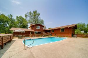 Bazén v ubytování Lake Erie Getaway with Private Pool and Yard! nebo v jeho okolí
