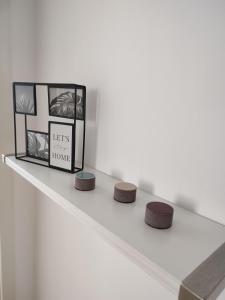 a shelf with a picture and stools on it at 'BRIGHT 201' Moderne, helle Wohnung in BI Zentrum, 400 m bis Lokschuppen, Smart-TV, WLAN in Bielefeld