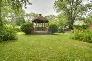 Zahrada ubytování Lake Erie Getaway with Private Pool and Yard!