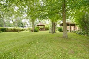 Zahrada ubytování Lake Erie Getaway with Private Pool and Yard!