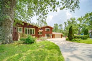 Zahrada ubytování Lake Erie Getaway with Private Pool and Yard!
