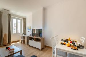 Duplex T3 Climatisé في مارسيليا: مطبخ وغرفة معيشة مع طاولة وكراسي