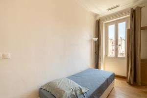 Duplex T3 Climatisé في مارسيليا: غرفة نوم بسرير ونافذة