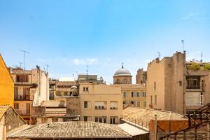 a view of a city with buildings and a dome at Duplex T3 Climatisé in Marseille