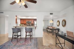 een keuken en een woonkamer met een tafel en stoelen bij Desert Dream - Pool - Old town - Camelback in Scottsdale