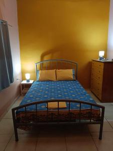 een slaapkamer met een bed met een blauw dekbed bij Paradise lost in Kalamata
