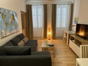 Duplex T3 Climatisé في مارسيليا: غرفة معيشة مع أريكة وطاولة