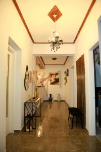 un corridoio con pareti bianche e un soffitto con lampadario a braccio di Edem House a Volos