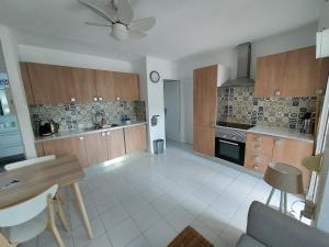 eine große Küche mit Holzschränken und einem Tisch in der Unterkunft Casa Mirador in Alicante