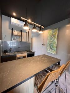 een keuken met een aanrecht en een wastafel bij Suites Isla Verde in La Rioja