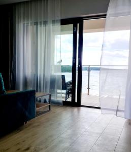 salon z kanapą i widokiem na ocean w obiekcie Apartamenty Horizon Sunrise Boszkowo w Boszkowie