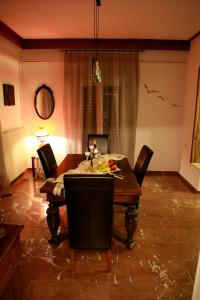 Edem House في فولوس: غرفة طعام مع طاولة وكراسي