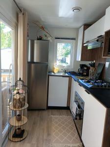 A kitchen or kitchenette at mobil-home neuf 4-6 places camping Siblu les viviers