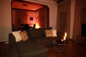 ein Wohnzimmer mit einem Sofa und einem Tisch mit einer Kerze in der Unterkunft Edem House in Volos