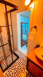 Koupelna v ubytování ALAÇATI XL LUXURY HOTEL