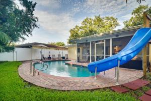Largo Retreat with Private Pool, Slide and Treehouse! في لارغو: مسبح بزحليقة زرقاء في المنزل