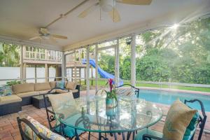 المسبح في Largo Retreat with Private Pool, Slide and Treehouse! أو بالجوار