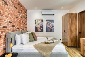 a living room with a couch and a brick wall at ULIV Roma Norte in Mexico City