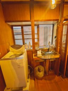 a bathroom with a sink and a toilet in it at 三丁庵ゲストハウス 紫陽花祭り会場まですぐ 観光地ペリーロードまですぐの最高なロケーション 下田を遊び尽くせるゲストハウス 無料駐車場もありますJapanese old style guest house that close to Perry road We have long stay plan in Harada