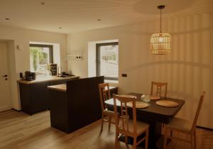 una cucina e una sala da pranzo con tavolo e sedie di Ferienwohnung Natters - Your vacation base a Innsbruck