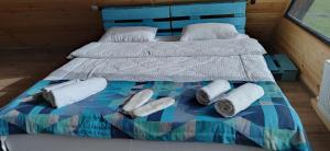 ein Paar Betten mit Handtüchern und Kissen darauf in der Unterkunft Cliffside cottage Kazbegi in Kazbegi