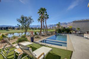 - Vistas a la piscina y al campo de golf de una casa en Palm Springs Oasis with Pool and Spa on Golf Course! en Palm Springs